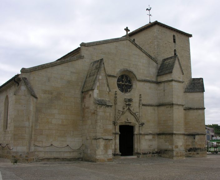 L'église de la Sainte-Trinité de Coulon est un paisible édifice roman.