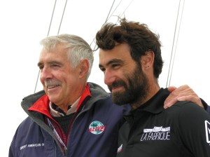 Le skipper le plus âgé l'américain Rich Wilson (à Gauche) en compagnie du plus jeune le suisse Alan Roura.